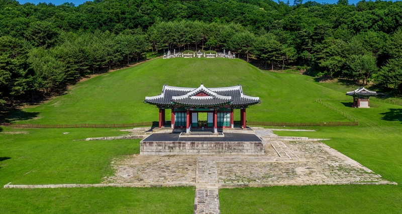 The four royal palaces of Gyeongbokgung, Changdeokgung, Changgyeonggung and Deoksugung, Jongmyo Shrine and Royal Tombs of the Joseon Dynasty from Sept. 14-18 will offer free admission during the Chuseok (Korean Thanksgiving) holidays. Shown is a pavilion at Sungneung, one of the East Nine Royal Tombs in Guri, Gyeonggi-do Province. (Royal Palaces and Tombs Center) 