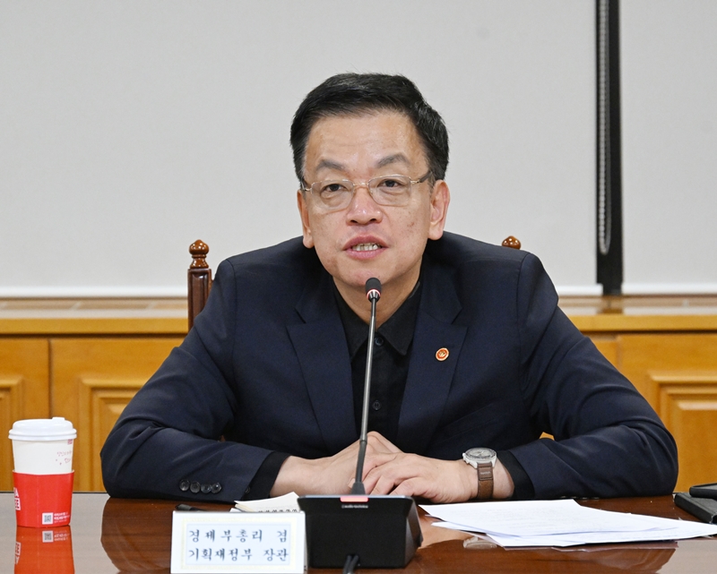 Deputy Prime Minister and Minister of Economy and Finance Choi Sang Mok on Dec. 5 told Bloomberg in an interview, 