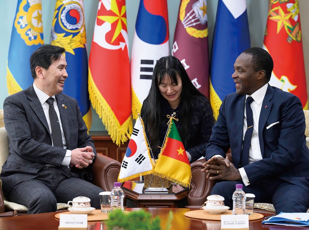 Acting Minister of National Defense Kim Seon Ho on Feb. 19 hosts talks with visiting Cameroonian Minister of Defense Joseph Beti Assomo at the Ministry of National Defense in Seoul's Yongsan-gu District. (Ministry of National Defense)