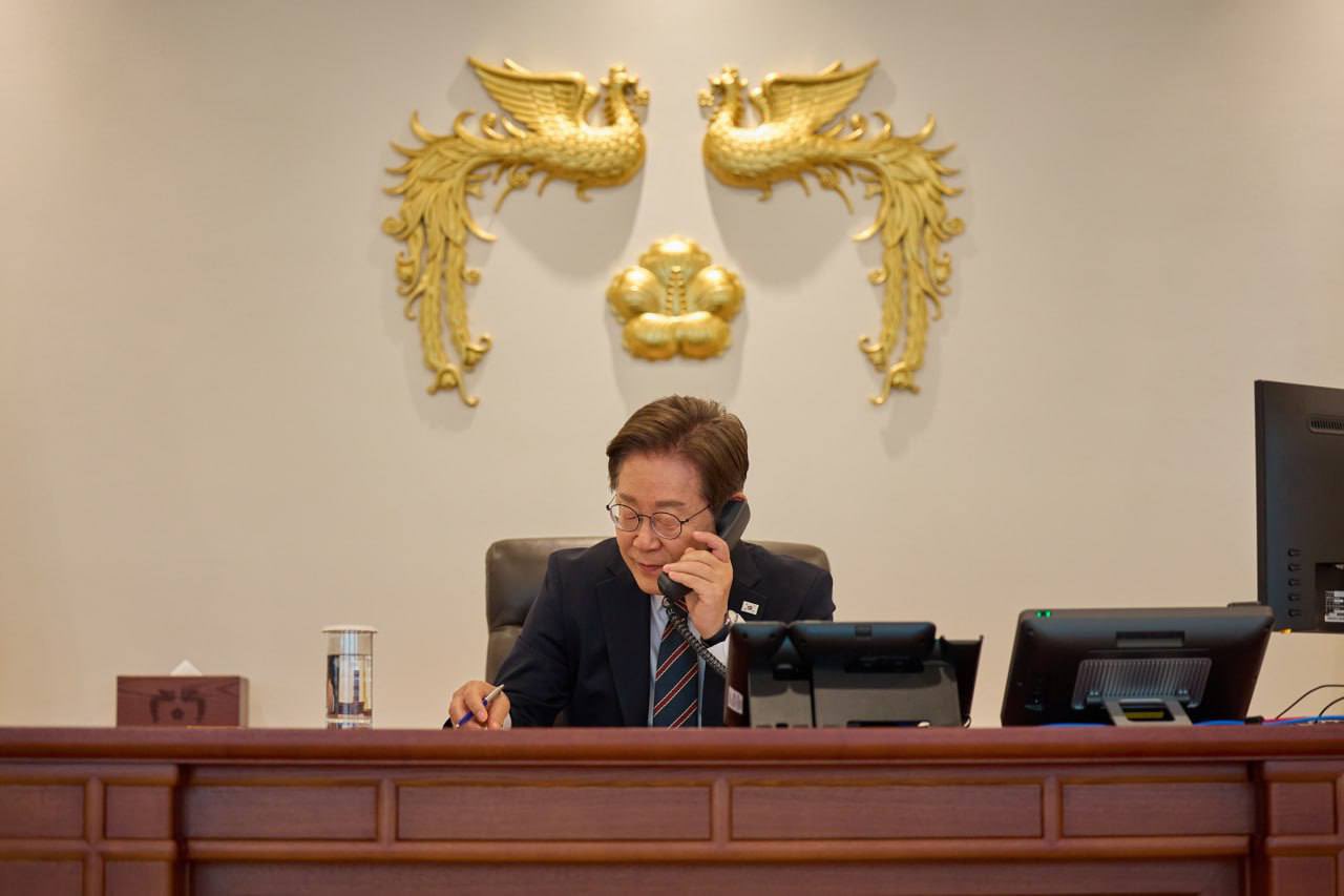 President Lee Jae-myung on June 9 holds a phone conversation with Japanese Prime Minister Shigeru Ishiba at the official presidential residence in Seoul. (President Lee's official X account)
