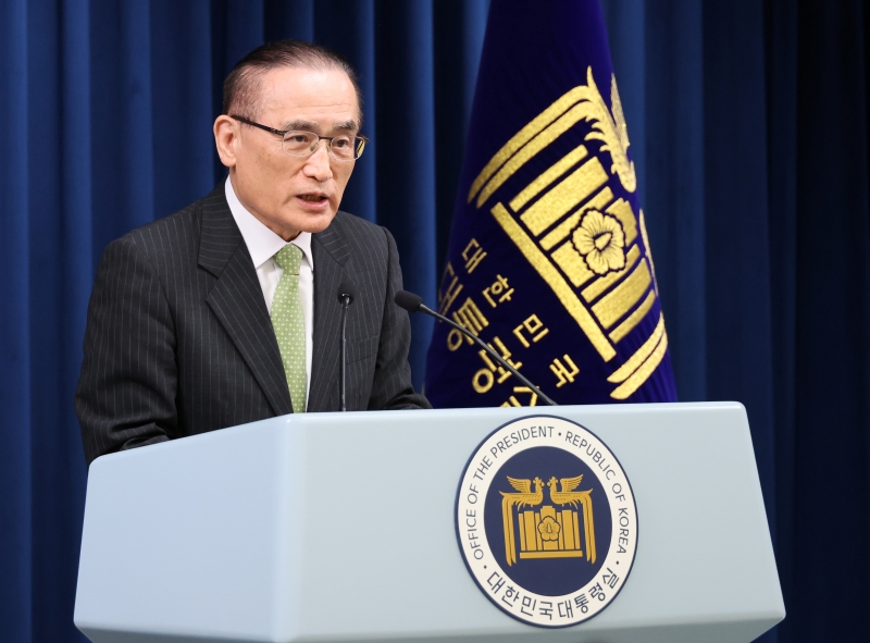 National Security Office Director Wi Sung-lac on June 15 at the presidential office in Seoul's Yongsan-gu District holds a briefing on President Lee Jae-myung's attendance at the Group of Seven Summit in Canada. (Yonhap News)