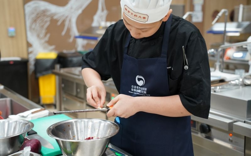Owen Lau wins the 2025 K-Food MasterChef Hong Kong among 12 other contestants