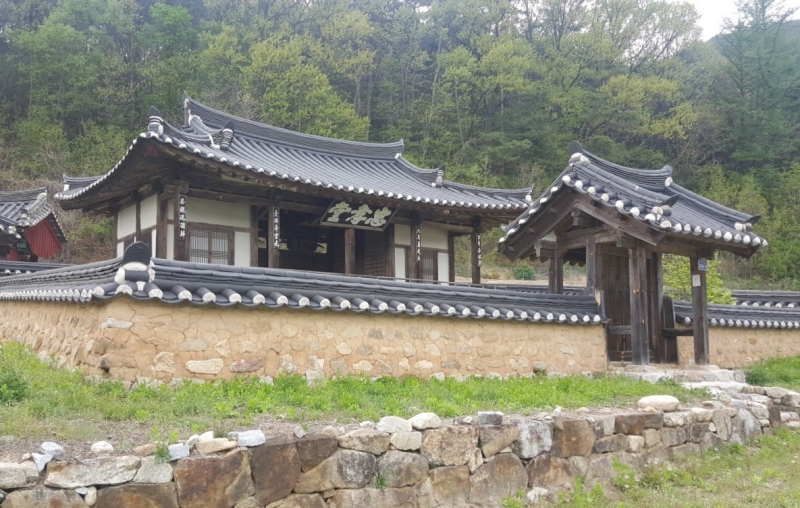 Chunghyodang Shrine is located in the village of Changpyeong-ri in the township of Bonseong-myeon in Bonghwa-gun County, Gyeongsangbuk-do Province. The facility was built to honor the loyalty and filial piety of Yi Jang-bal (1574-92), the 13th-generation descendant of Yi Yong-sang who was killed in action while fighting Japanese invaders in Korea in the Imjin Waeran, or Japanese invasions of the Korean Peninsula in the late 16th century. 