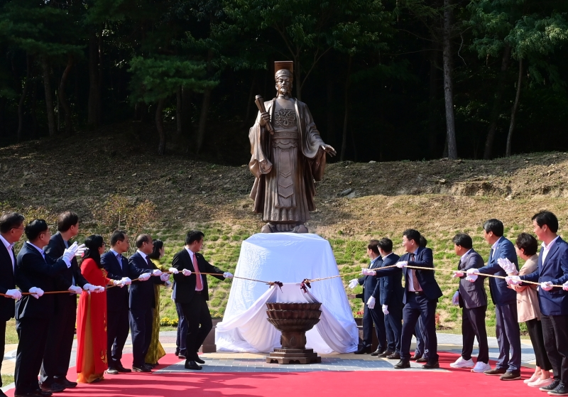 The Korea-Vietnam Global Exchange Festival was held on Aug. 24 at Chunghyodang Shrine in the township of Bongseong-myeon in Bonghwa-gun County, Gyeongsangbuk-do Province. Shown is the unveiling of a statue that day of Vietnamese King Ly Thai To (974-1028), the founder of the Ly Dynasty that first unified the Southeast Asian country. (Bonghwa-gun Office)