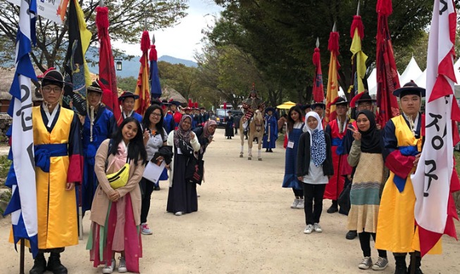 Indonesian music troupe wows audience at folk culture festival