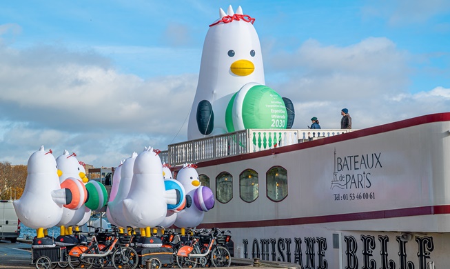 🎧 Mascot of Busan's World Expo bid appears at Seine River in Paris