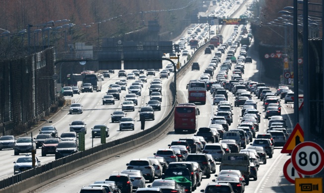 Clogged highways after Lunar New Year holidays