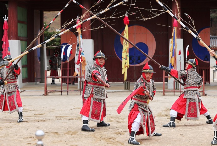 Traditional martial arts display amid cold snap in spring