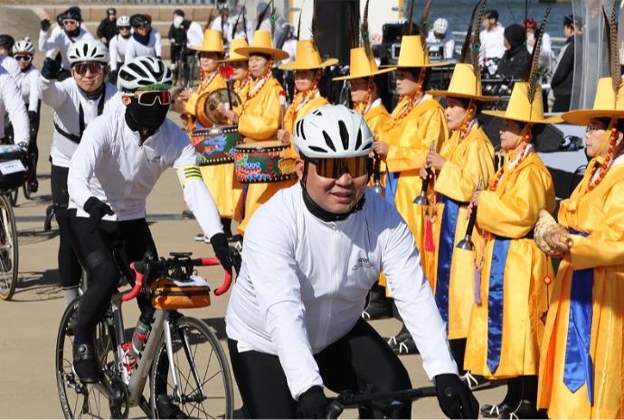 Bicycle envoys to Japan