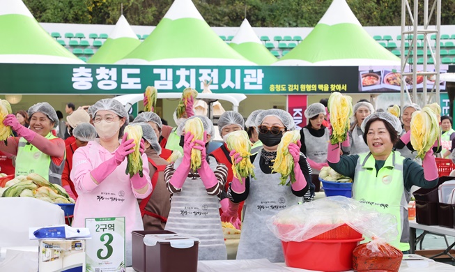 French writer learns to make 'healthy' kimchi at regional festival