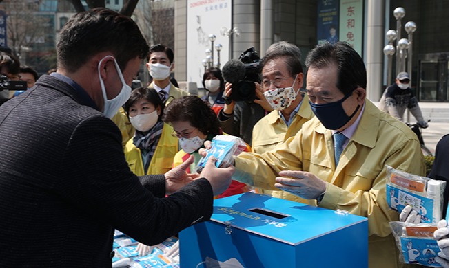 Mask-sharing campaign held near Gwanghwamun Square