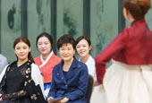 President boosts everyday Hanbok