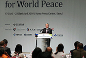 Journalists discuss world peace, denuclearization