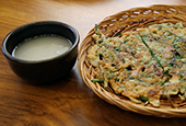 Enjoy traditional beverages, snacks at traditional Hanok village