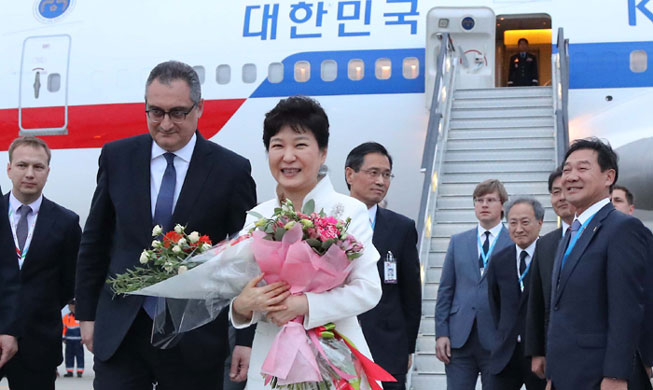 Park arrives in Russia for economic forum, summit with Putin 