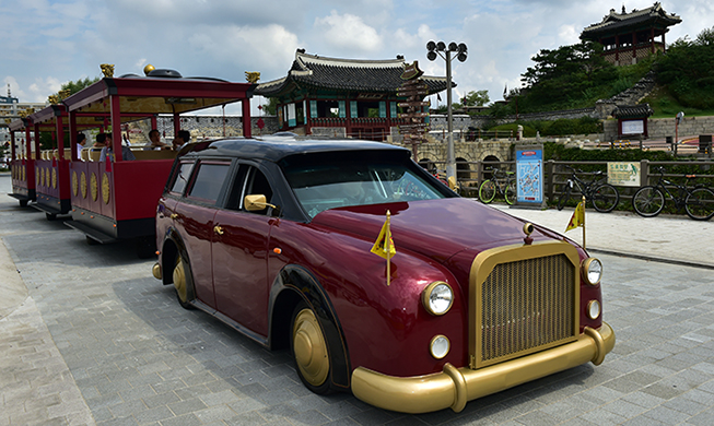 Royal tourist train welcomes visitors to Suwon Hwaseong Fortress