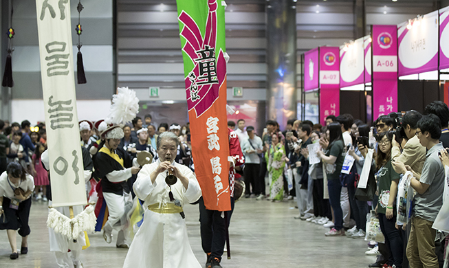 Korea, Japan pledge another 50 years of friendship