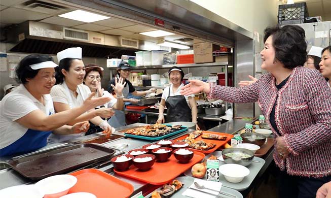 First lady serves homemade meals to Korean-Americans in NY