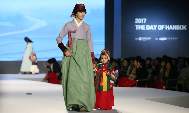 Moonlight fashion show marks Hanbok Day