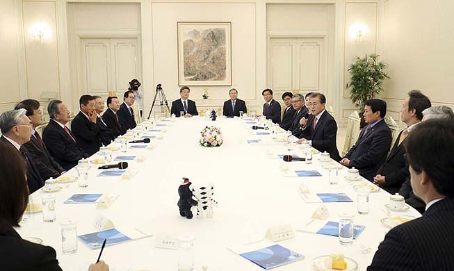 President Moon meets World Korean Business Convention