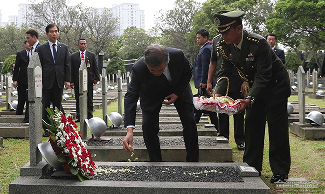 President Moon pays respects to Indonesian patriots 