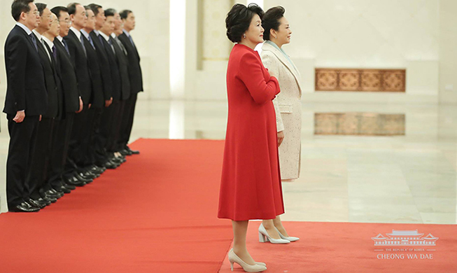 First lady Kim, Chinese first lady build friendship