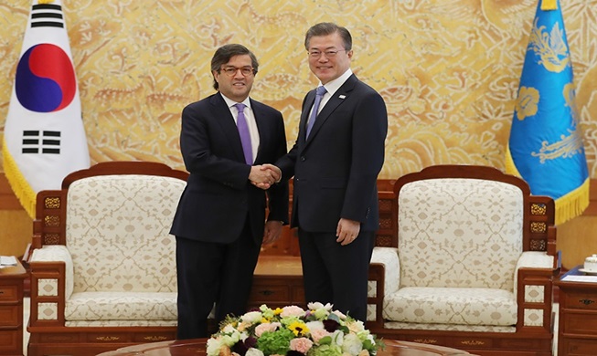 President Moon meets leader of Latin American development bank