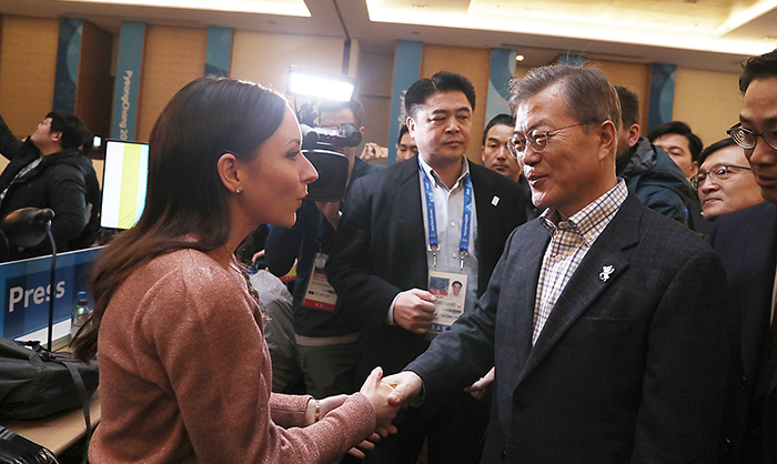 President Moon visits PyeongChang press center