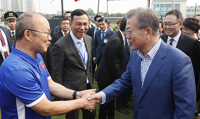 President Moon begins Vietnam itinerary