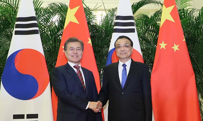 President Moon holds meeting with Chinese premier on May 9