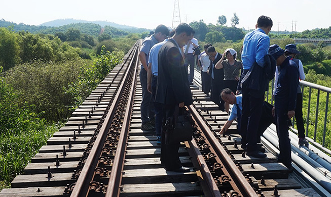 Two Koreas inspect NK railways