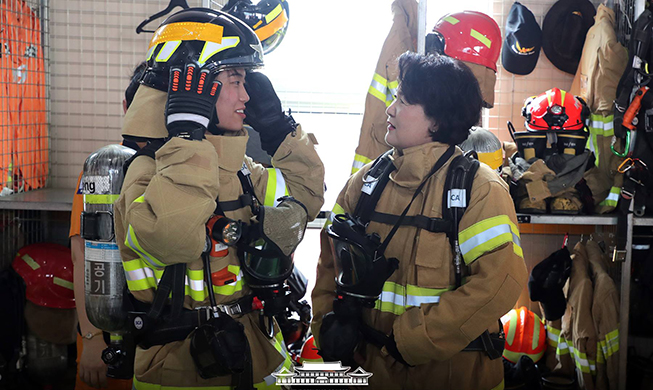 First lady visits firefighters as heat wave hits nationwide