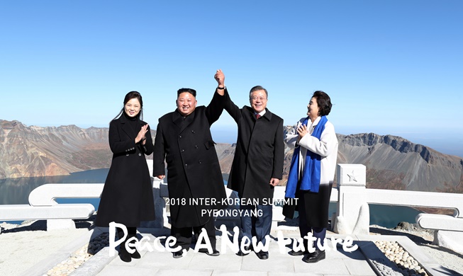 Korean leaders hold hands high atop Baekdusan