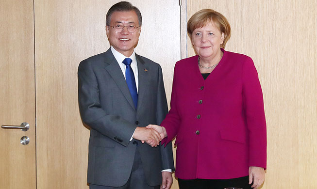 President Moon holds summit talks with German leader