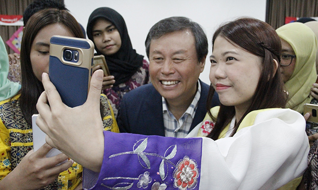 Minister Do Jonghwan's visit in Jakarta and his poem