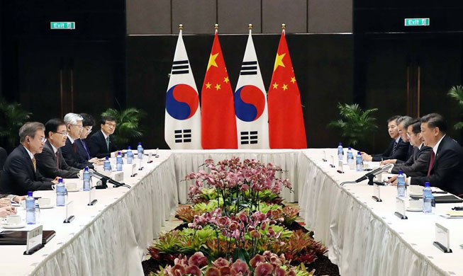 Korean, Chinese leaders hold summit