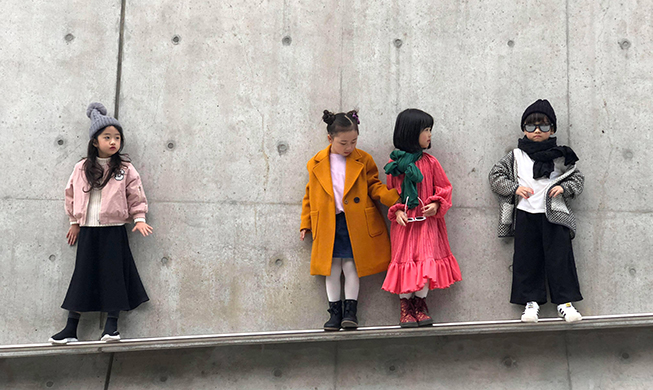 Seoul Fashion Week stresses themes of 'war and peace,' digitalization, child models