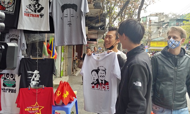 Upcoming NK-US summit fuels souvenir sales, themed burgers in Hanoi