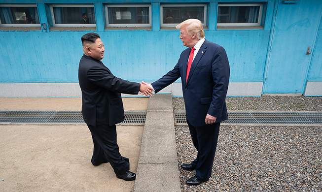 US, NK leaders hold landmark talks at DMZ