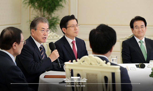 President Moon, 5 party chiefs discuss Japan's export curbs