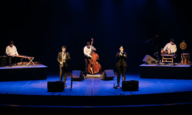 Traditional Korean music group performs in Chennai, India