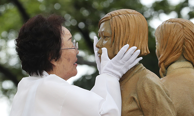 Ceremony held to unveil comfort women statues near Namsan Mountain