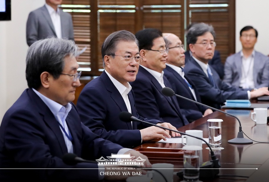 Opening Remarks by President Moon Jae-in at Meeting with His Senior Secretaries