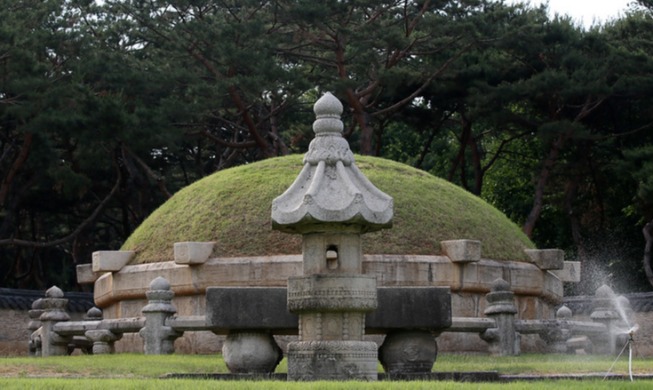 Video shows 24 hours at serene tombs in busy Seoul district