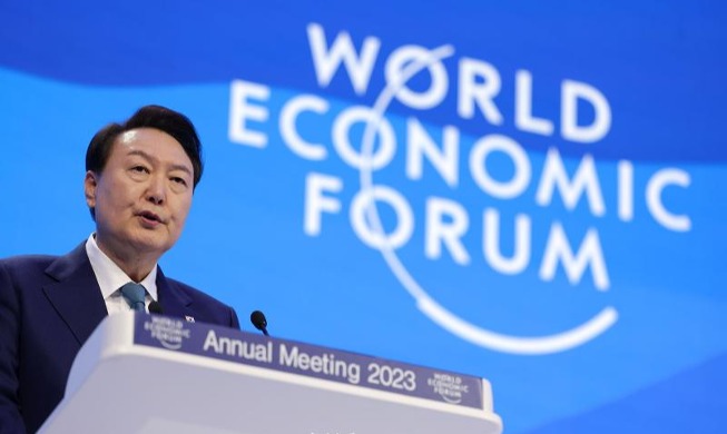 President Yoon gives speech at WEF, talks with quantum physicists