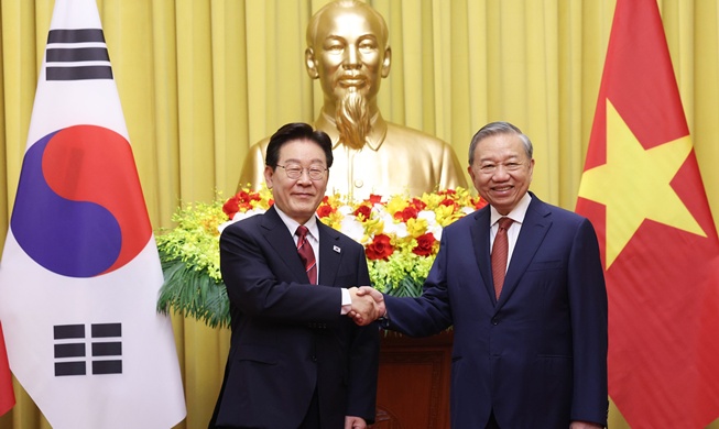 President Lee talks energy, infrastructure, trade with Vietnam