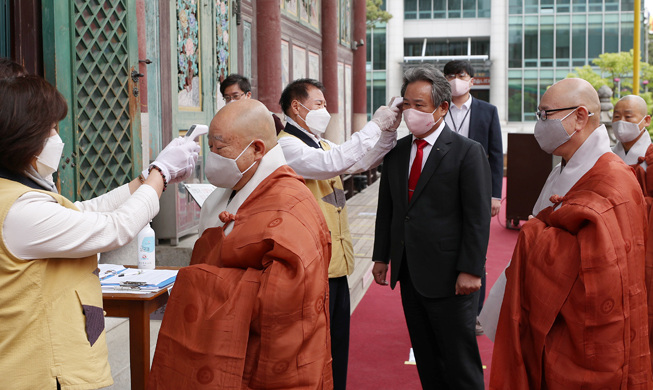 Buddhists mark 2,564th birthday of Buddha amid pandemic