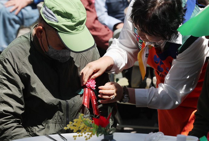 Carnations for elderly on Parents' Day