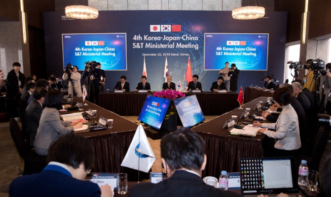 Korea, Japan, China declare 2020 'year of cooperation in sci-tech innovation'