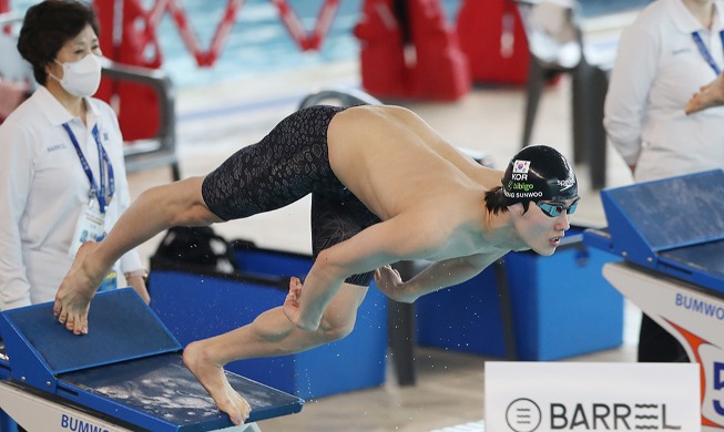 Swimming sensation Hwang Sun-woo starts off strong